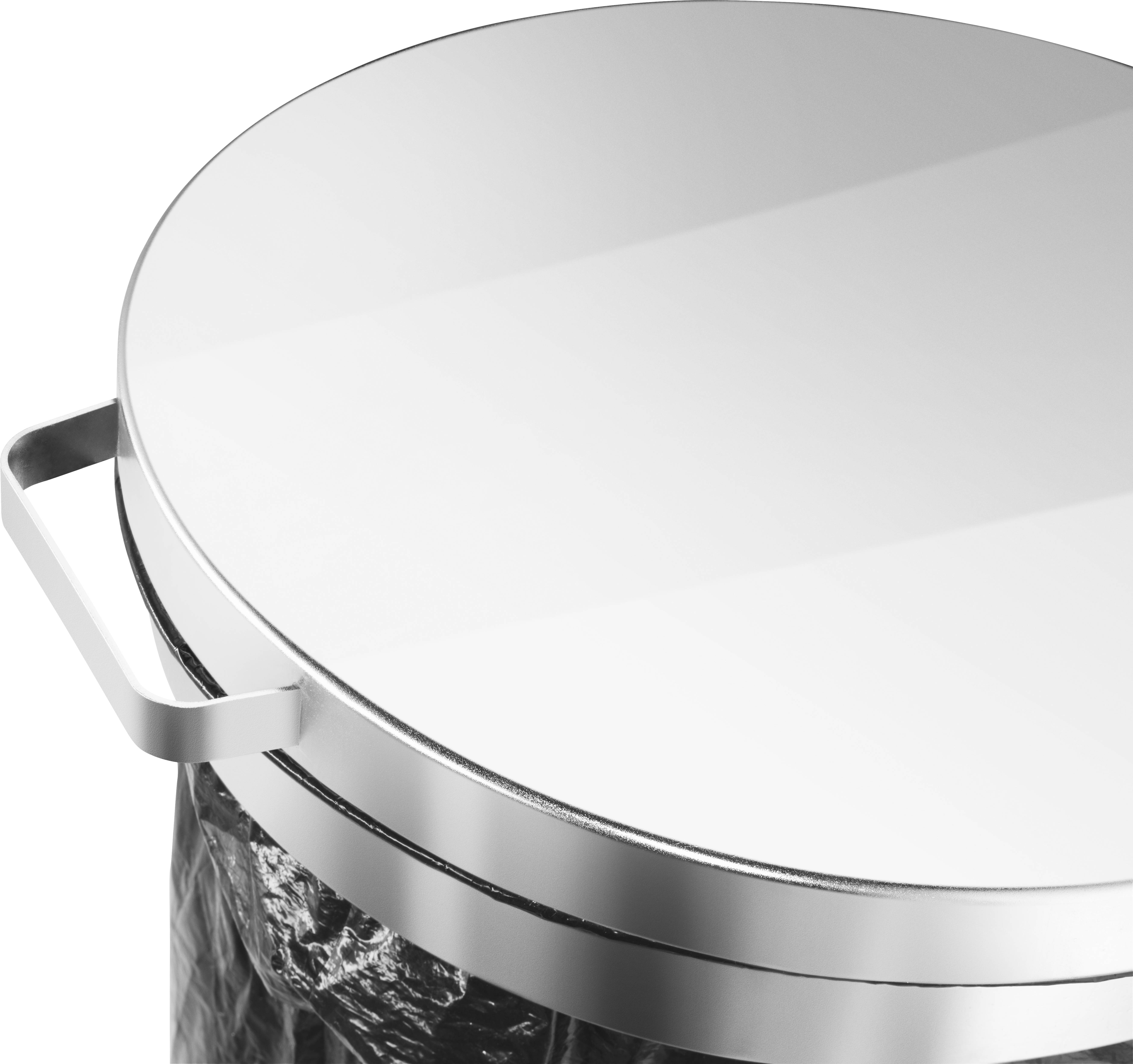 Ein glänzender, geschlossener Mülleimer aus Metall mit seitlichen Griffen, darauf Spiegelung sichtbar.