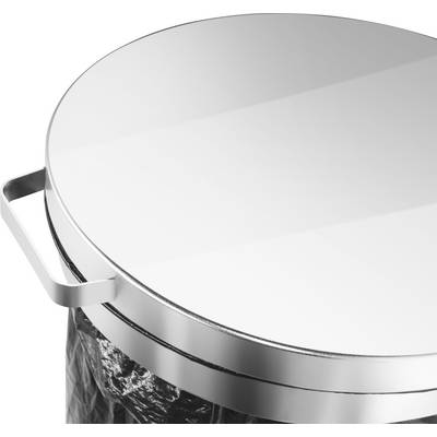 Ein glänzender, geschlossener Mülleimer aus Metall mit seitlichen Griffen, darauf Spiegelung sichtbar.