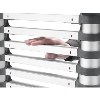 Eine Hand schiebt eine Aluminiumleiterstufe ein, um die Höhe der Leiter anzupassen, zeigt die Flexibilität der Leiterkonstruktion.