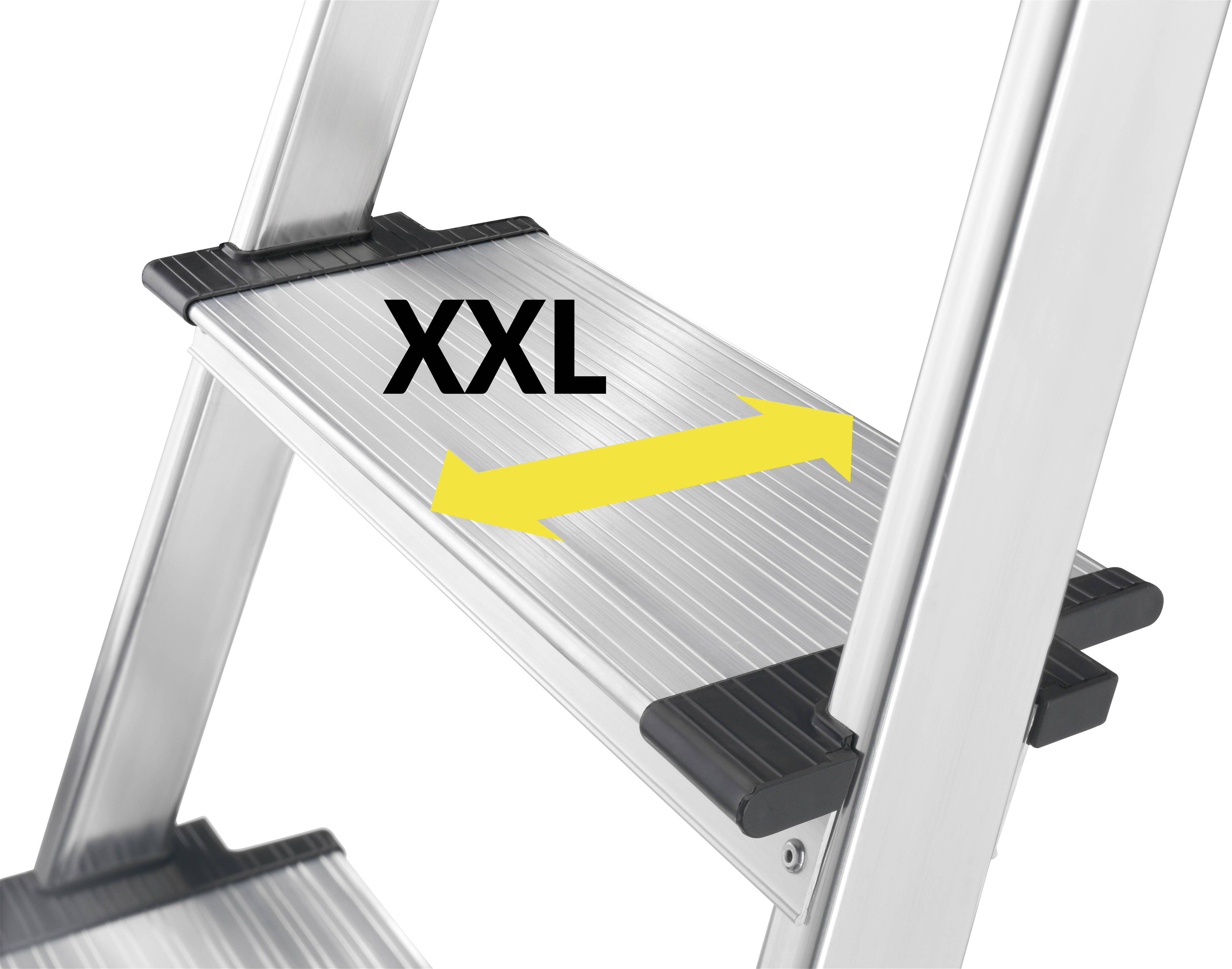 Eine Aluminiumleiter mit einer breiten XXL-Stufe, hervorgehoben durch einen gelben Pfeil, der die Breite der Stufe betont.