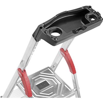 Eine silberne Aluminiumleiter mit schwarzem Ablagefach und zwei roten Griffen, geeignet für Arbeiten in größerer Höhe.