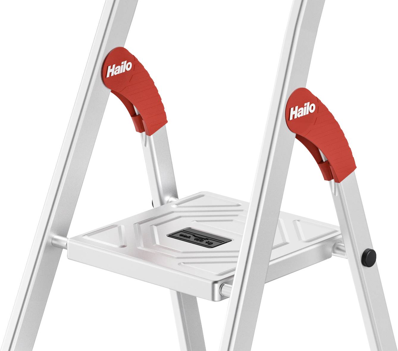 Eine silberne Klappleiter mit roten Handgriffen und einer stabilen Trittfläche, geeignet für den Gebrauch im Haushalt.