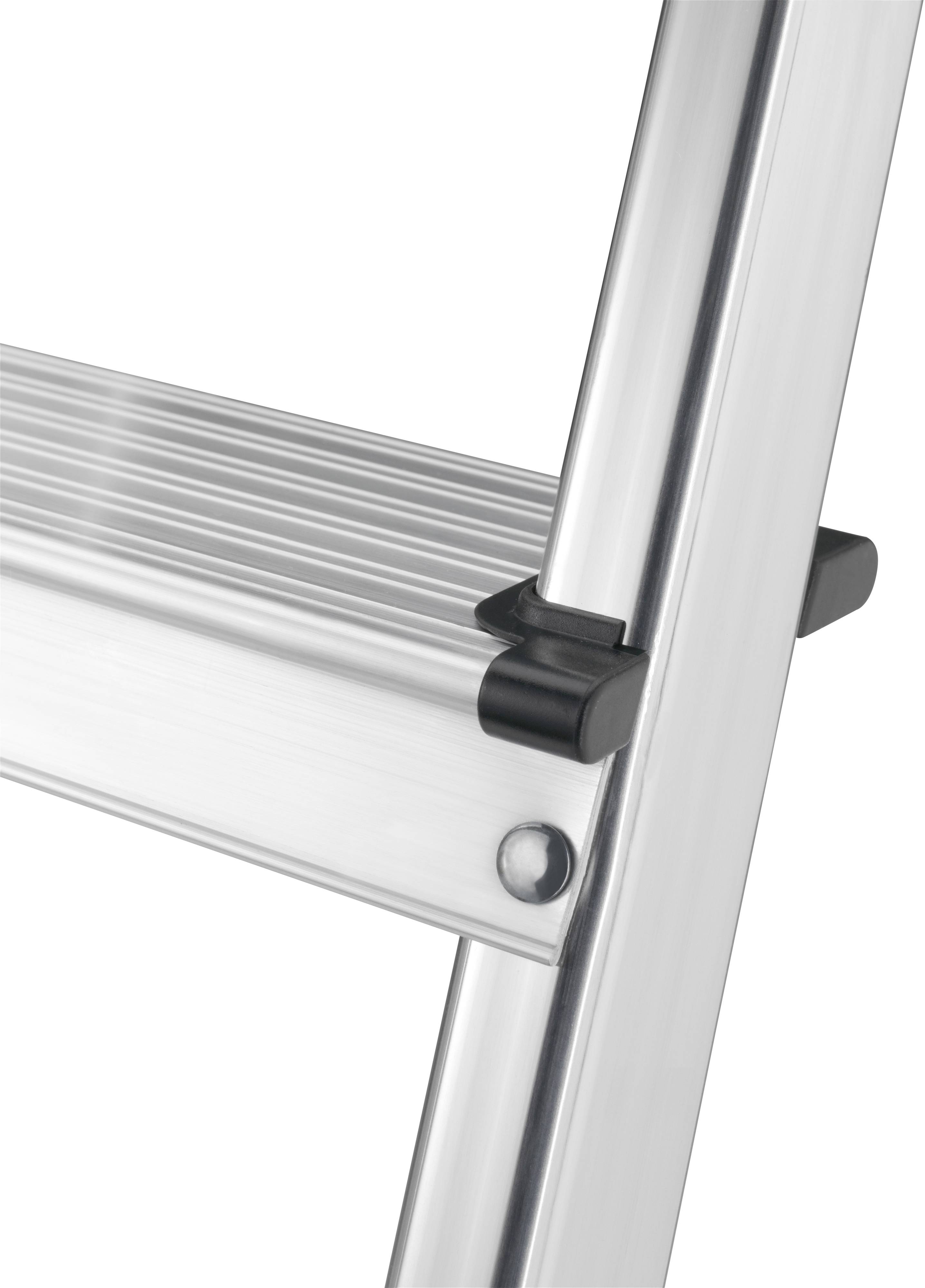 Ausschnitt einer Aluminiumleiter, die eine stabile Stufe und Verbindung zeigt. Geeignet für Heimwerker- oder professionelle Arbeiten.