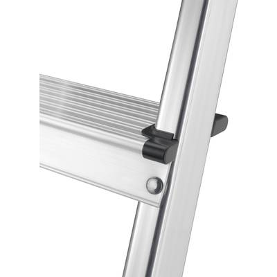 Ausschnitt einer Aluminiumleiter, die eine stabile Stufe und Verbindung zeigt. Geeignet für Heimwerker- oder professionelle Arbeiten.