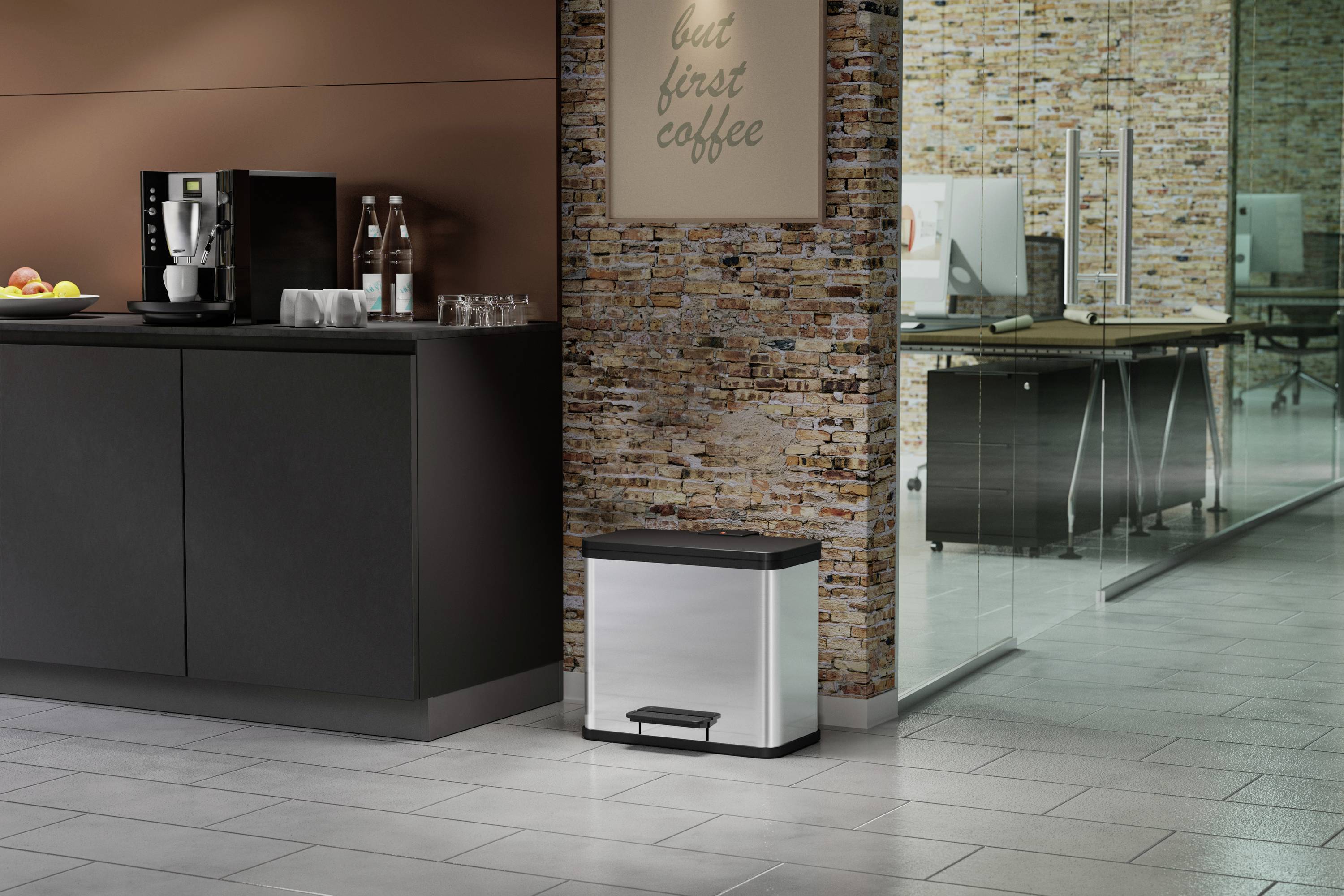 Kaffeeküche mit Automat und Abfalleimer, offener Konferenzraum daneben. Auf Poster steht 'but first coffee'.