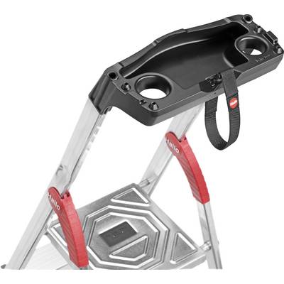 Aluminiumleiter mit Stahlplattform. Oben ein schwarzes Ablagetablett für Werkzeuge. Rote Griffe an den Seiten geben zusätzlichen Halt.