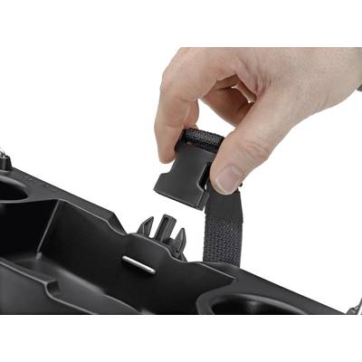 Eine Hand klickt eine Schnalle an einem schwarzen Getränkehalter ein, um einen Gegenstand zu befestigen.