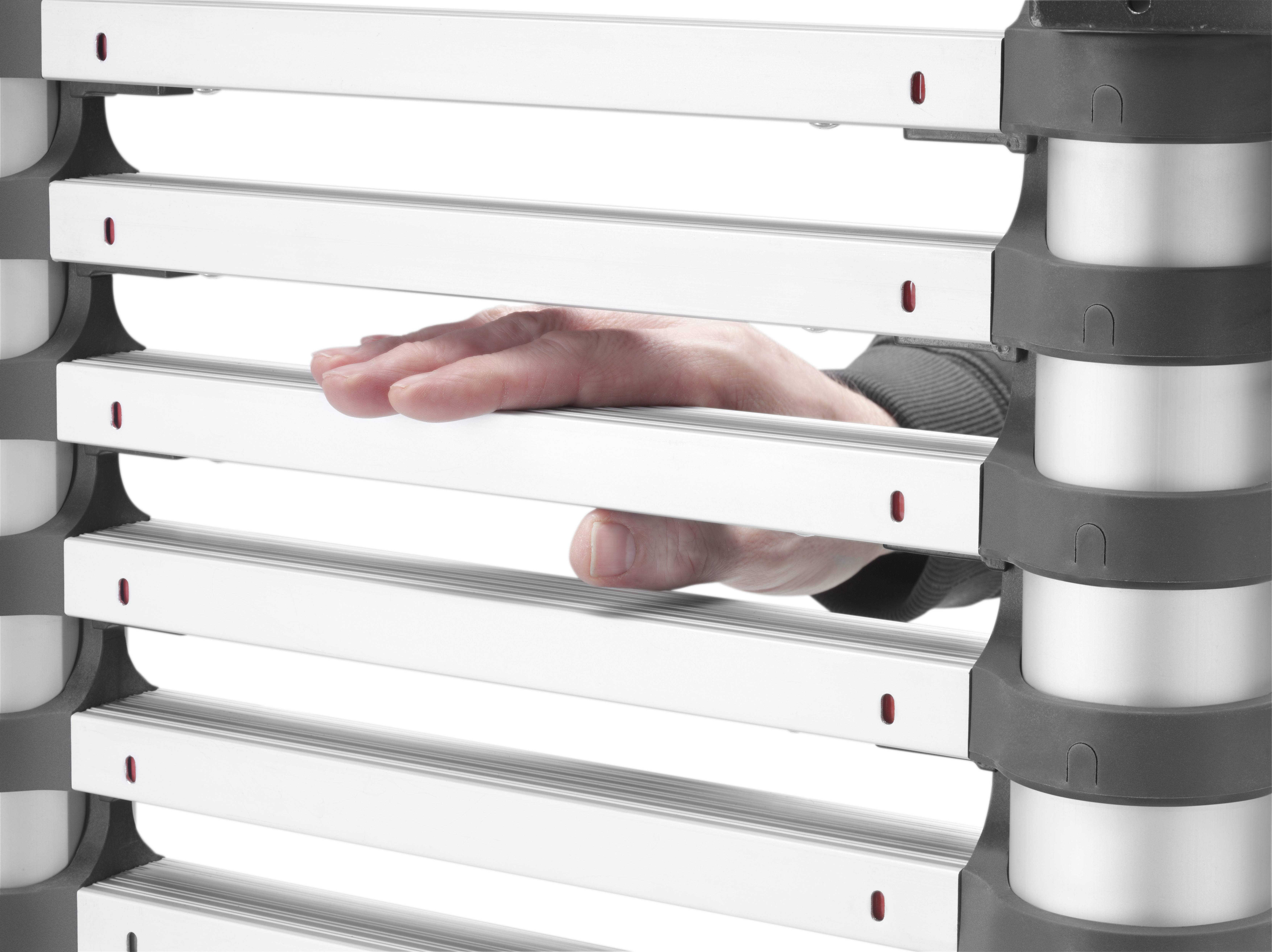 Eine Hand greift durch die Sprossen einer ausgefahrenen Teleskopleiter.