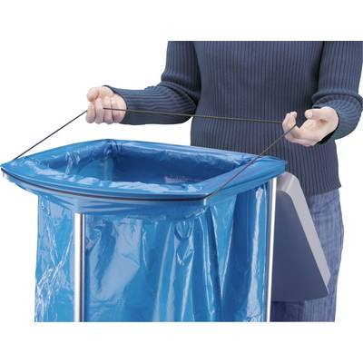 Person bindet einen blauen Müllbeutel an einem Rahmen fest.