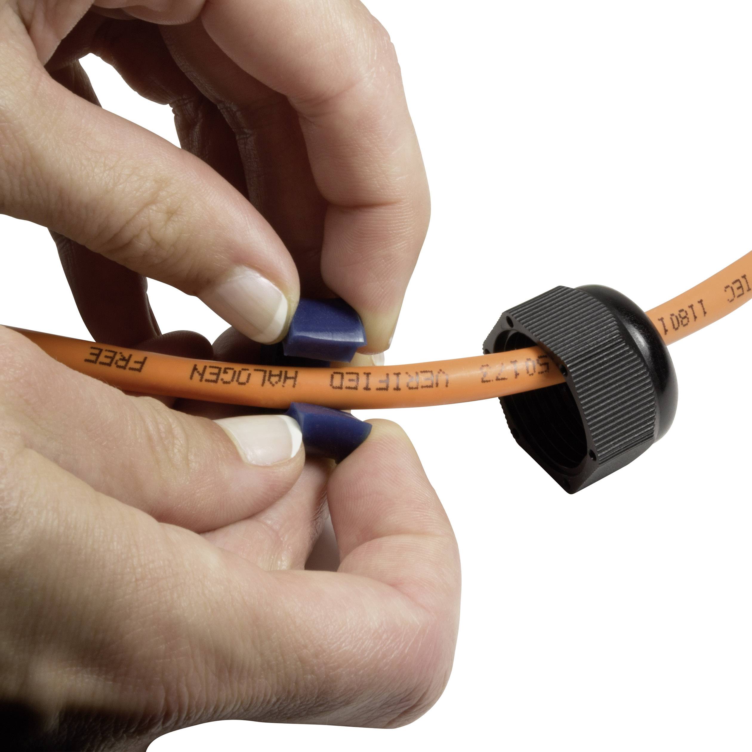 Eine Person zieht einen orangen Kabelbinder fest, während sie sich darauf konzentriert, das Kabel sicher und ordentlich zu fixieren.