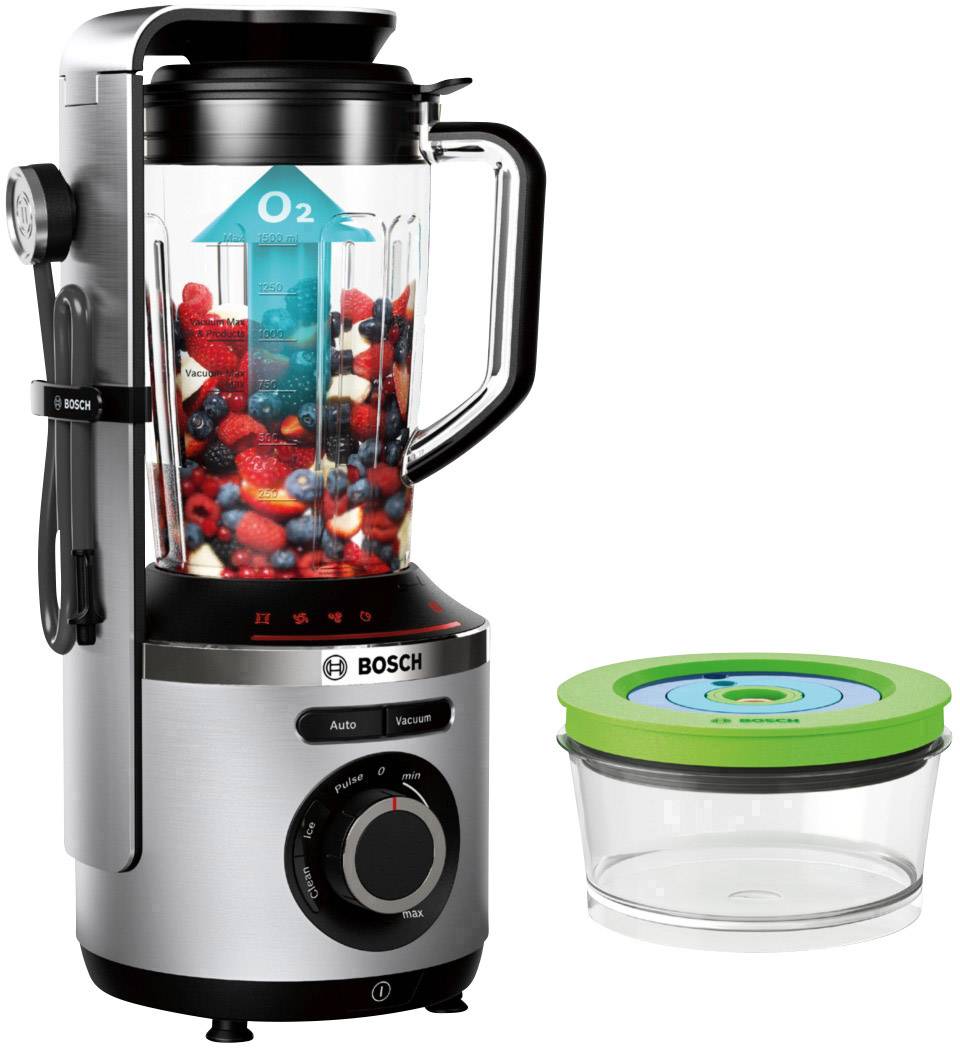 Ein Edelstahl-Standmixer mit Beeren und Eis im Behälter. Neben dem Mixer steht ein luftdichter Glasbehälter mit grünem Deckel.