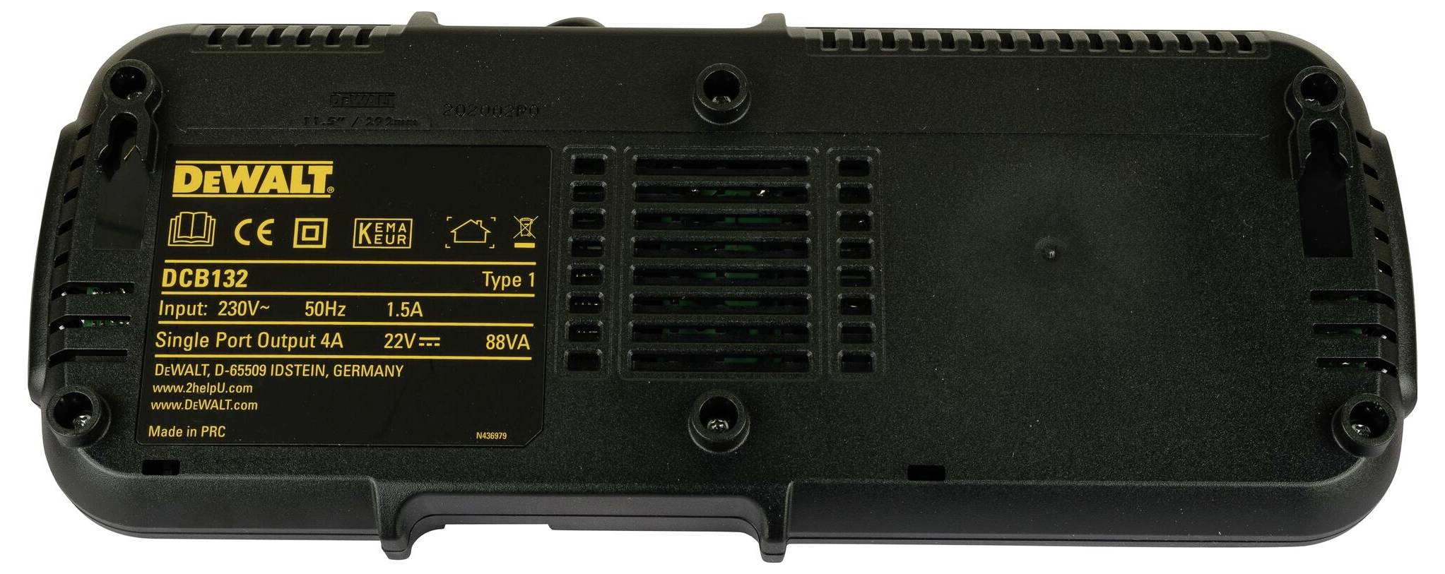 Rückseite eines DEWALT-Ladegeräts mit technischen Spezifikationen: 230V, 50Hz, 1,5A, Ausgangsleistung 4A, hergestellt in Deutschland.