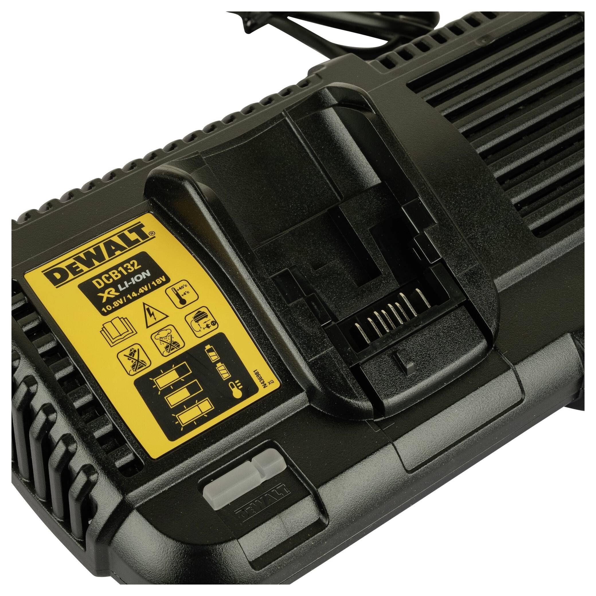 Ein schwarzes Ladegerät der Marke DEWALT, Modell DCB132, für Lithium-Ionen-Akkus. Es zeigt Symbole für Sicherheitshinweise.