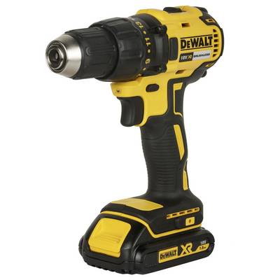 Ein gelber und schwarzer kabelloser Akkuschrauber der Marke DeWalt, Modell 18V XR, für handwerkliche Arbeiten.