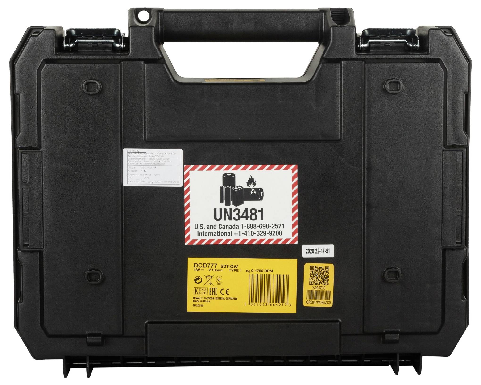 Schwarzer Koffer mit Etikett, zeigt Gefahrgutzeichen für Batterien ('UN3481'), Warnhinweise und Herstellerinformationen.