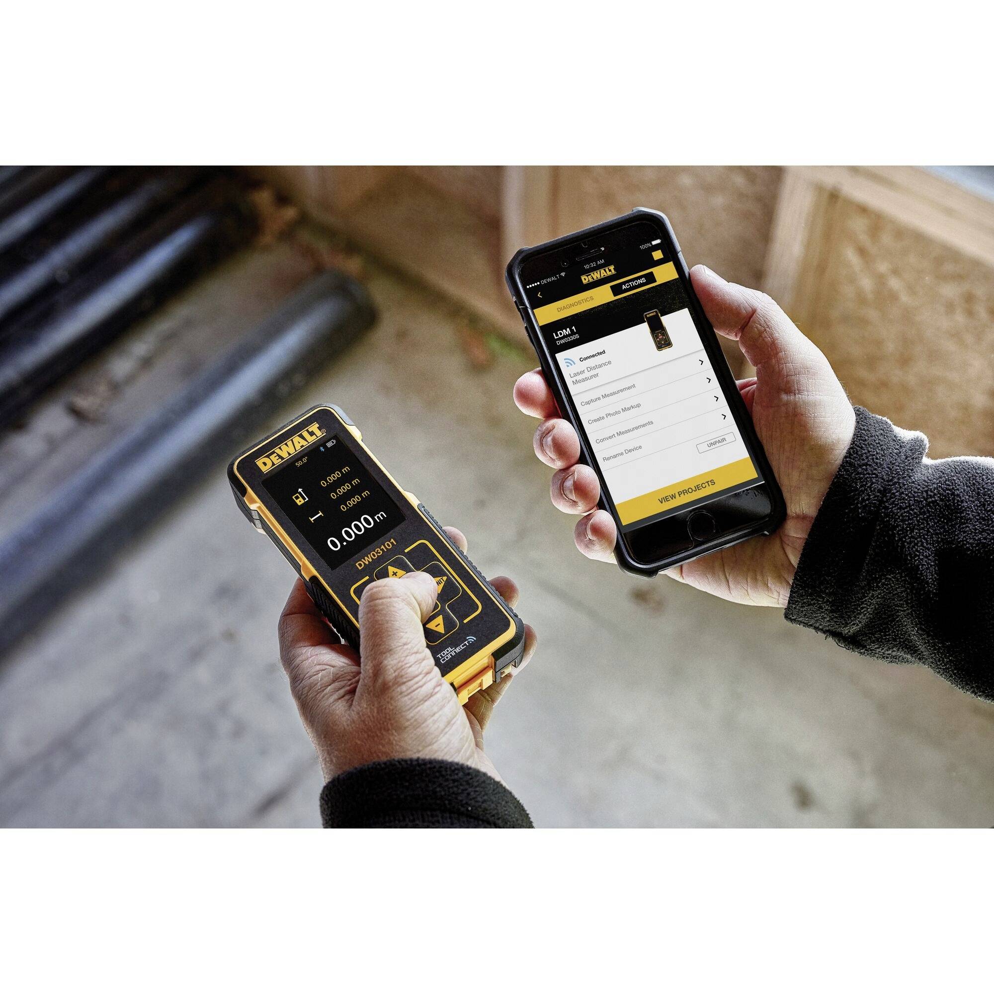 Eine Person hält ein digitales Messgerät und ein Smartphone mit einer App, die Messdaten anzeigt. Es findet eine Messung statt.