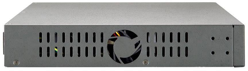 Ein graues Rackmount-Gehäuse, mit Lüftungsschlitzen und einem stilisierten Logo in der Mitte. Geeignet für Server- oder Netzwerktechnik.