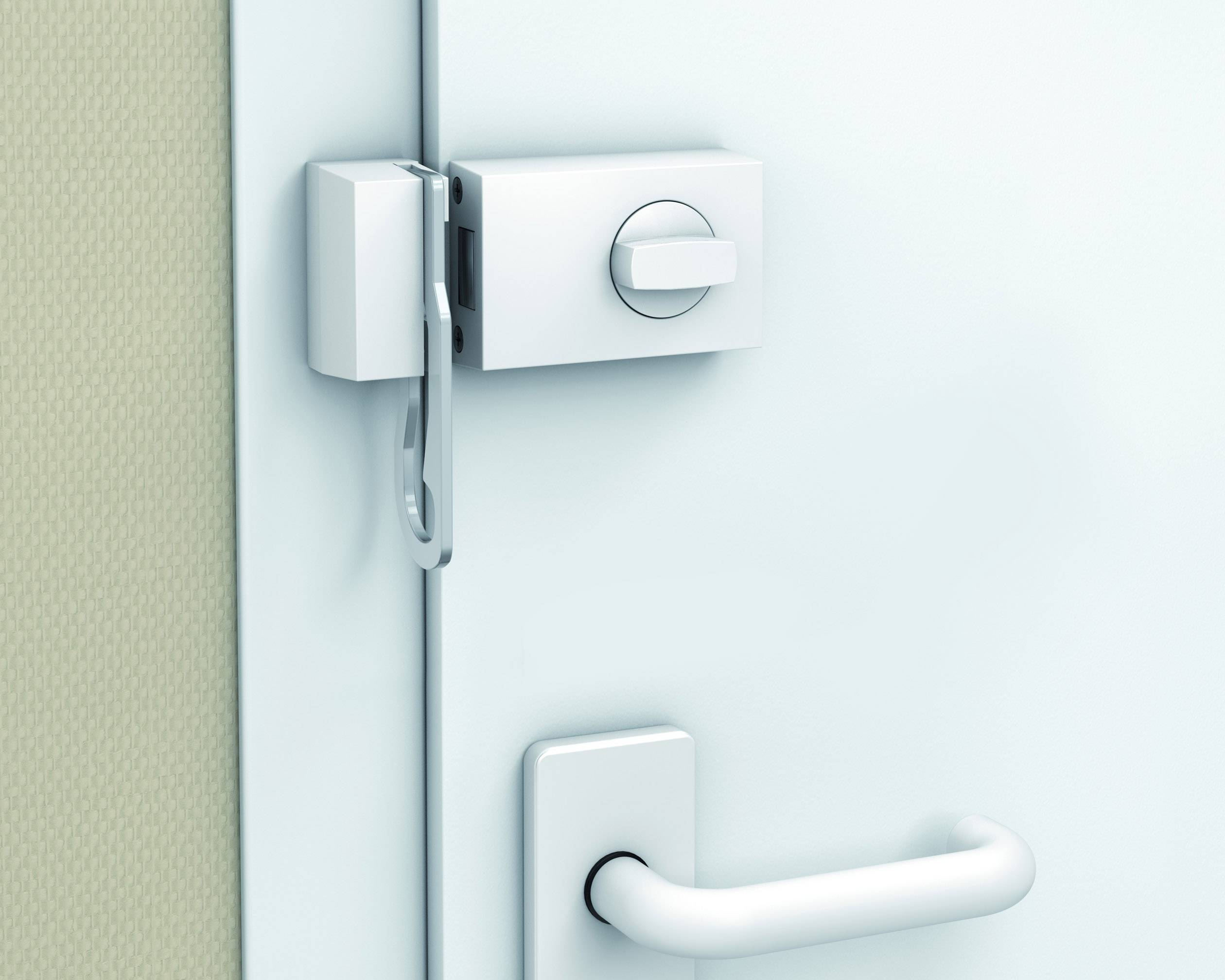 Ein stabil aussehendes Schloss an einer weißen Tür, das Sicherheit symbolisiert. Davor ein gebogener Griff.