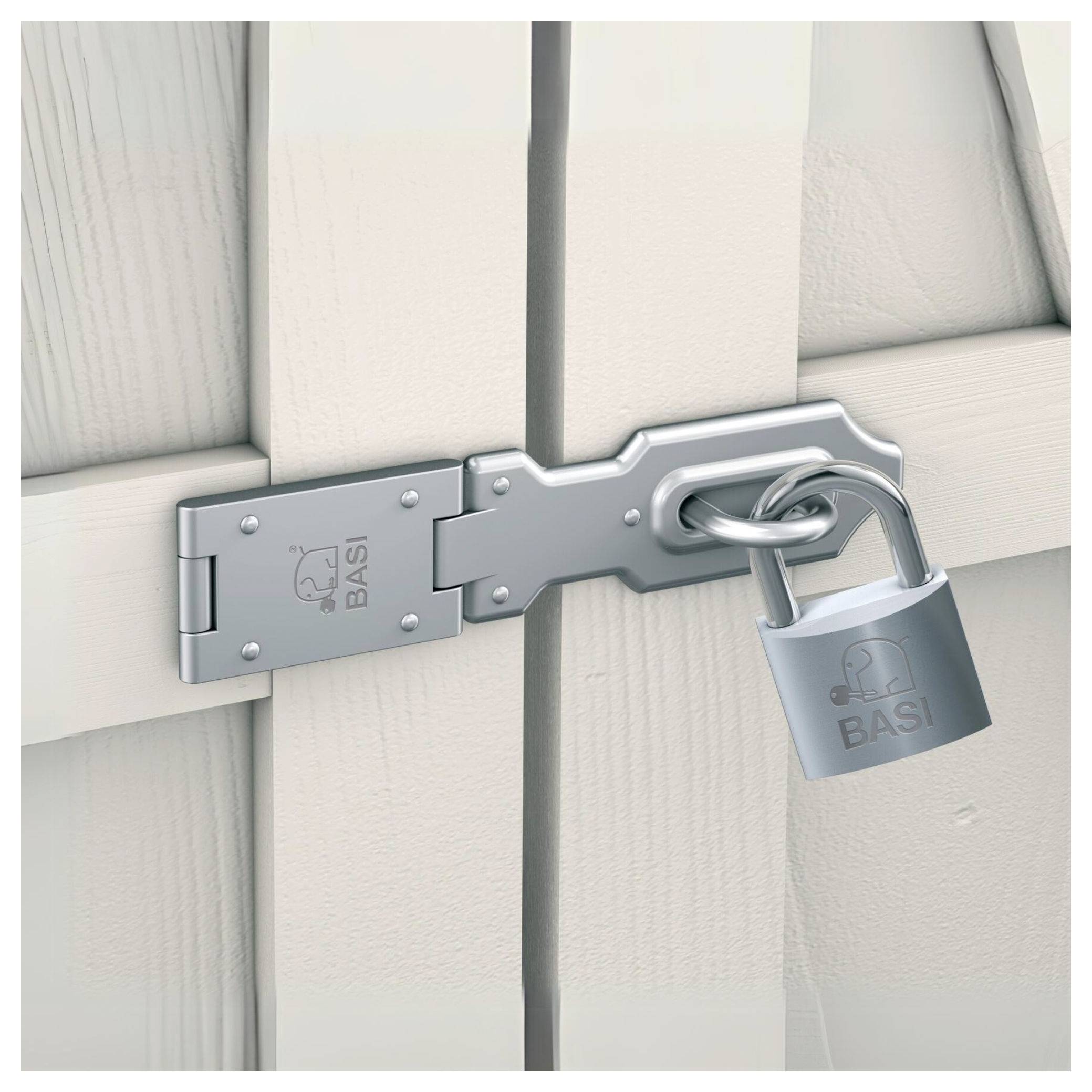 Ein Metallschloss sichert ein hölzernes Tor. Das Schloss ist geschlossen und mit einem Vorhängeschloss der Marke 'BASI' gesichert.