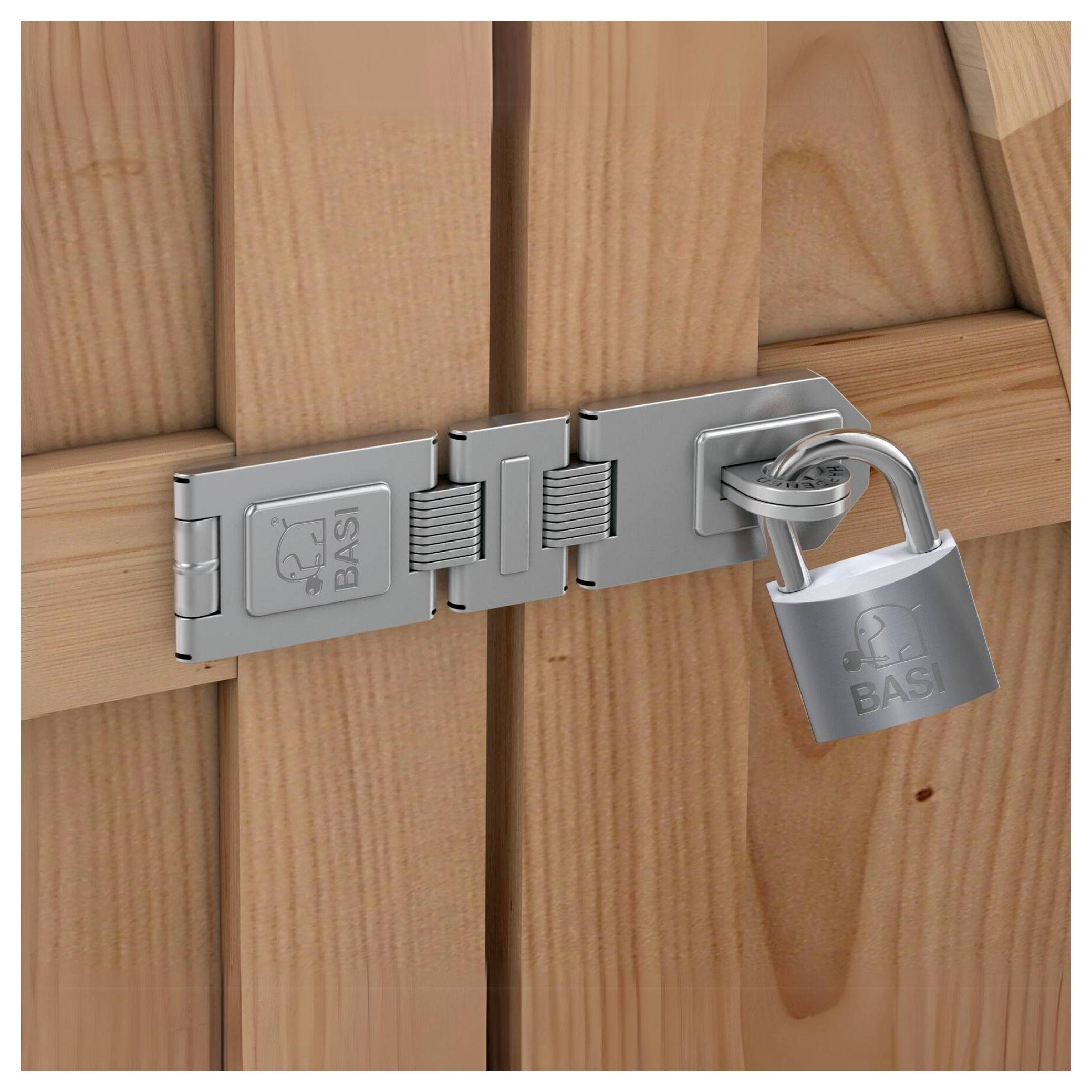 Ein Holztor wird von einem silbernen Vorhängeschloss gesichert, das an einem Scharnier befestigt ist. Markenname 'BASI' sichtbar.