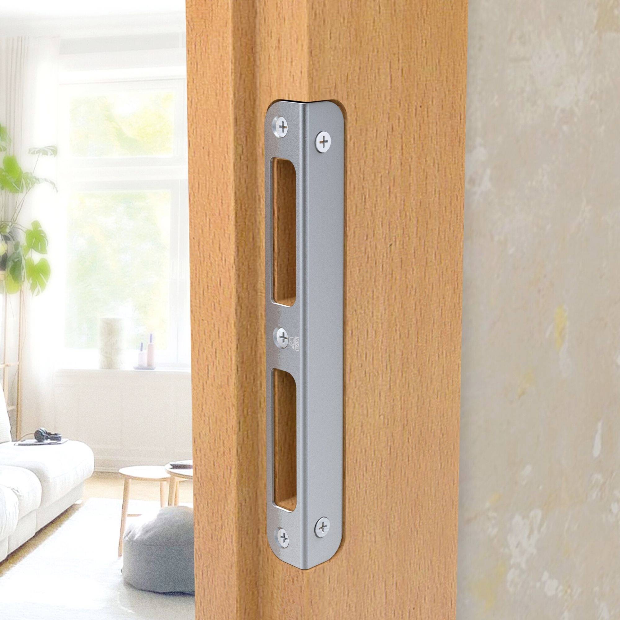 Türscharnier auf einem Holztürrahmen, seitlich montiert, zeigt Metallbeschläge und Schrauben für die Türbefestigung.