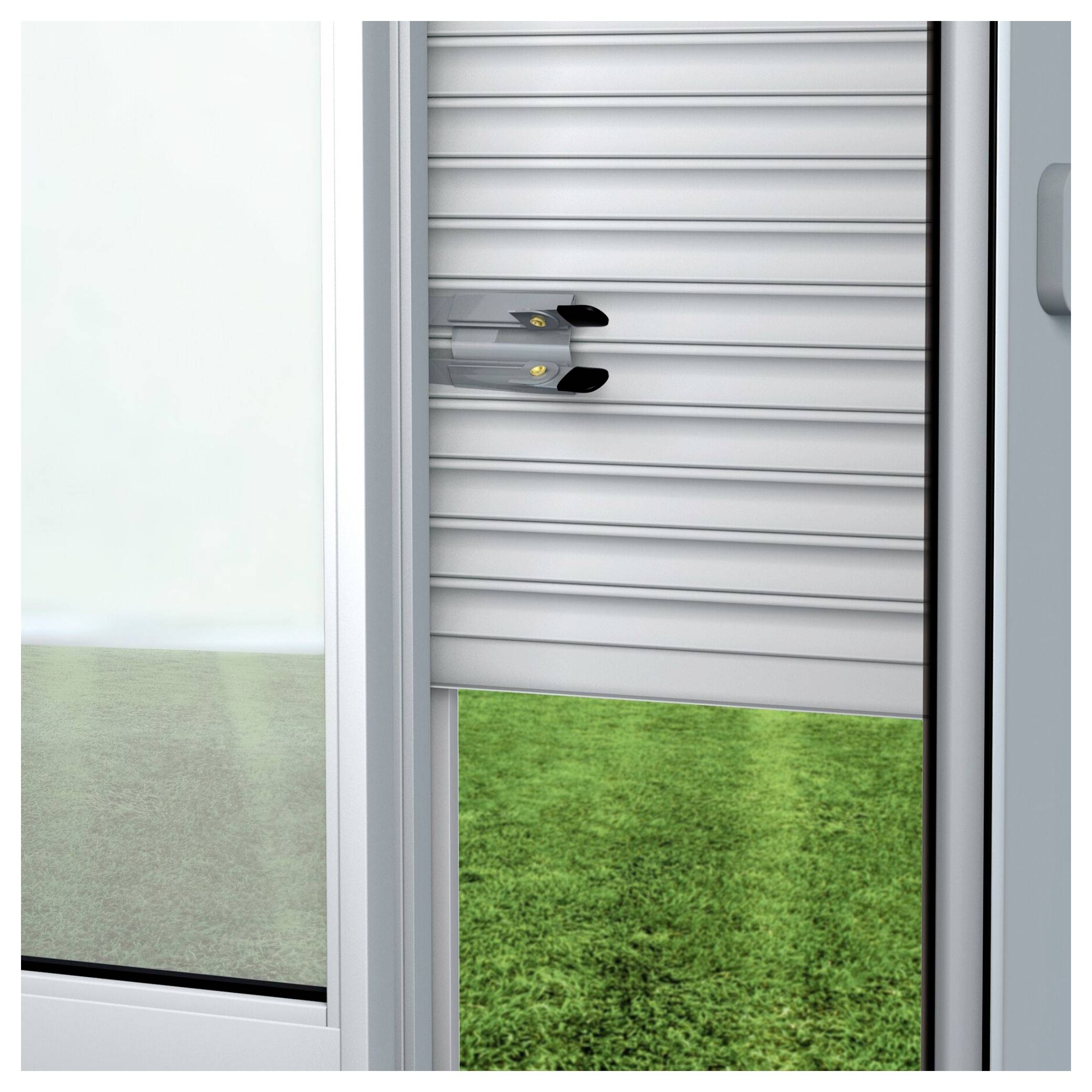 Ein teilweise offenes Fenster mit geschlossenen Jalousien, das einen Streifen grünes Gras draußen zeigt und kontrolliertes natürliches Licht und Belüftung andeutet.