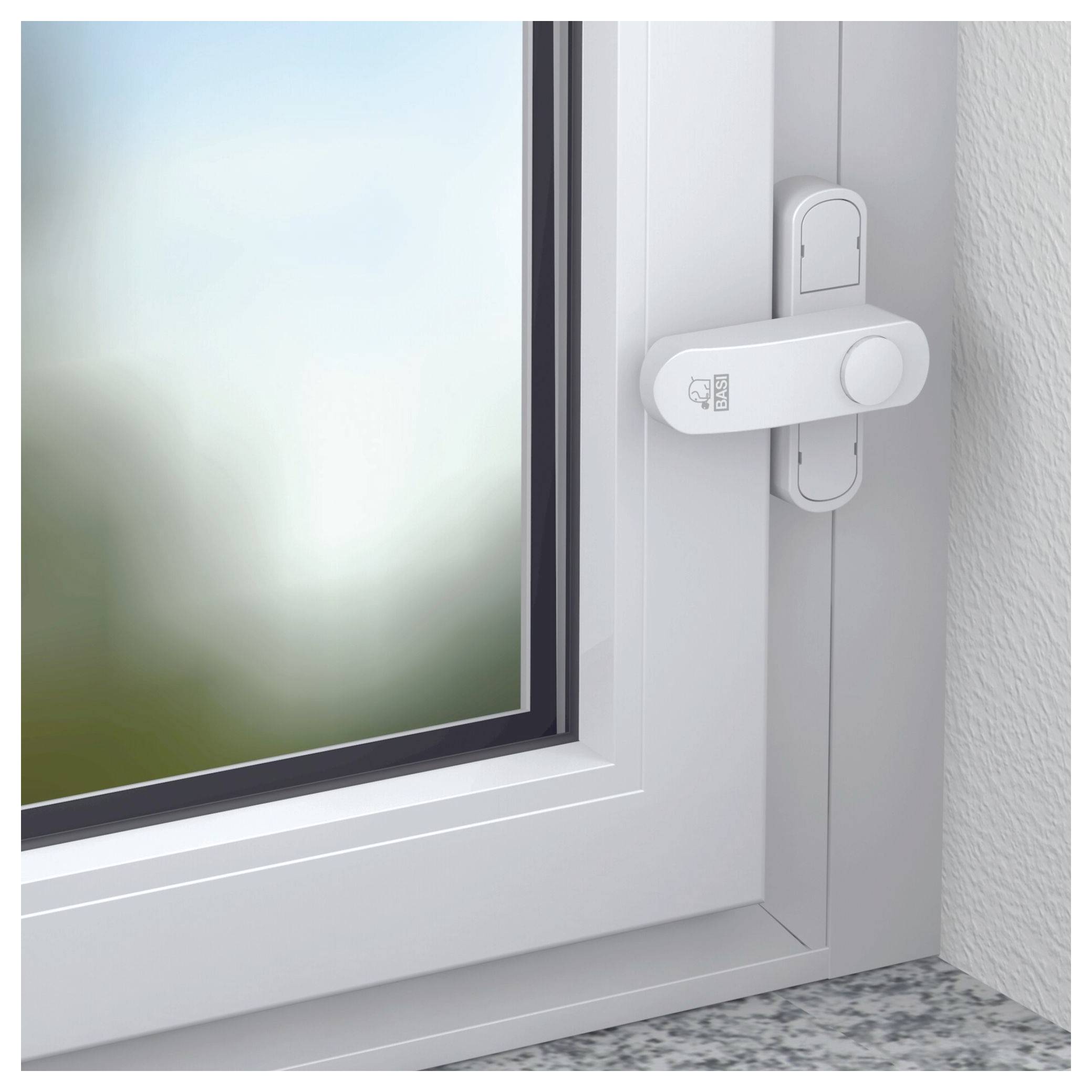 Ein gesichertes Fenster zeigt ein weißes Fenster mit einem fest installierten Sicherheitsriegel auf der Seite, der Schutz bietet.