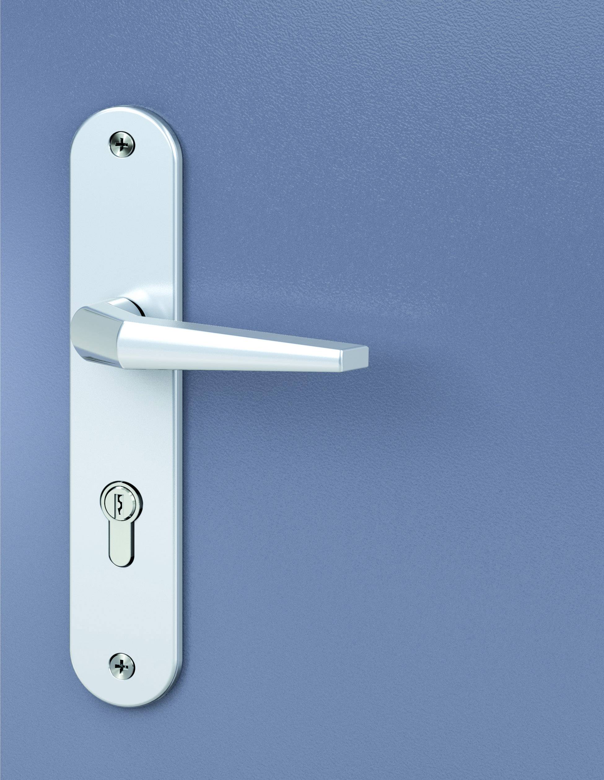 Türgriff aus Metall an einer blauen Tür, mit einem eingebauten Schlüsselloch unter dem Griff, das Sicherheit und Zugang andeutet.