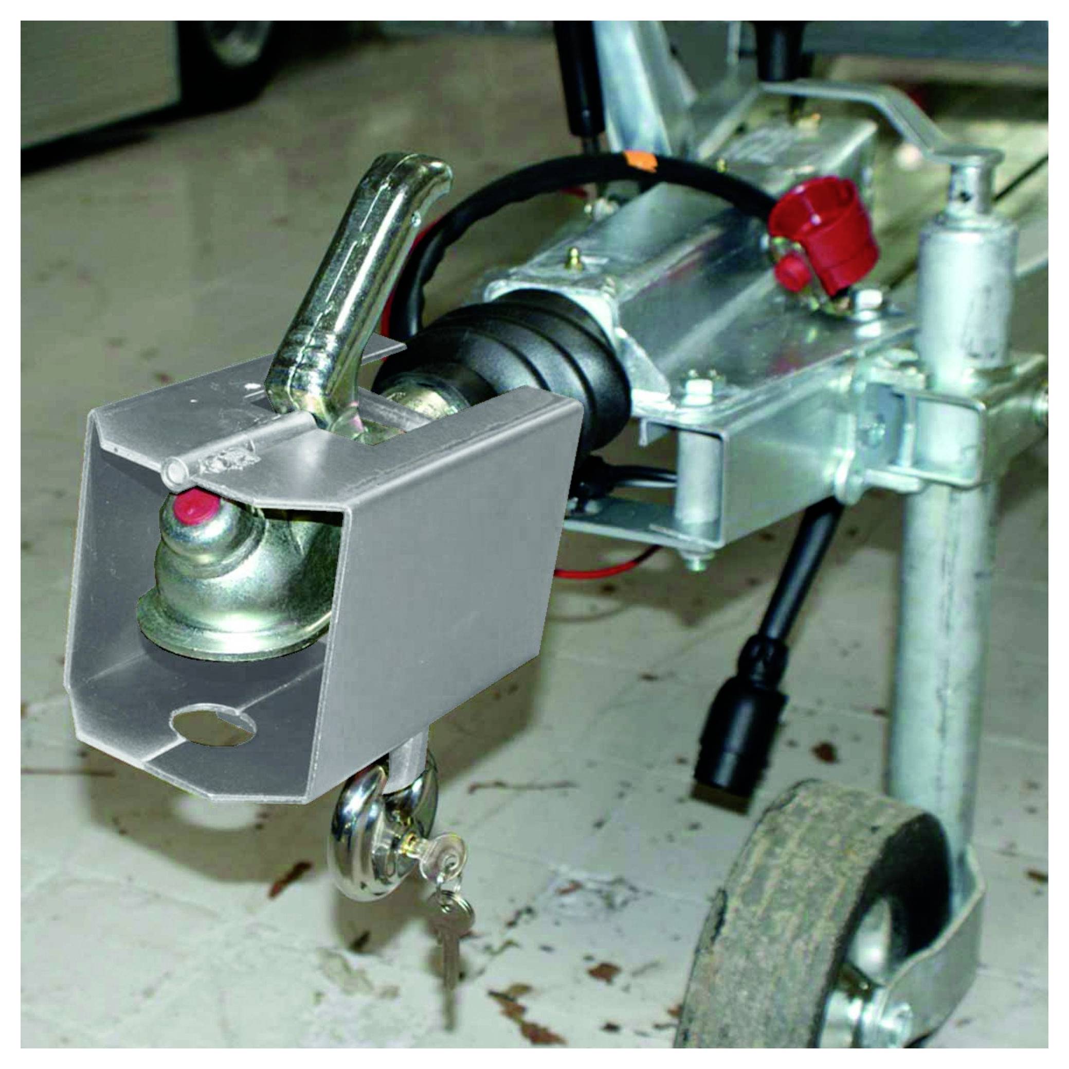 Anhängerkupplung mit einem Schutzdeckel gesichert, an einem Anhängerrahmen mit einem Rad befestigt, wobei Sicherheits- und Diebstahlschutzmerkmale betont werden.