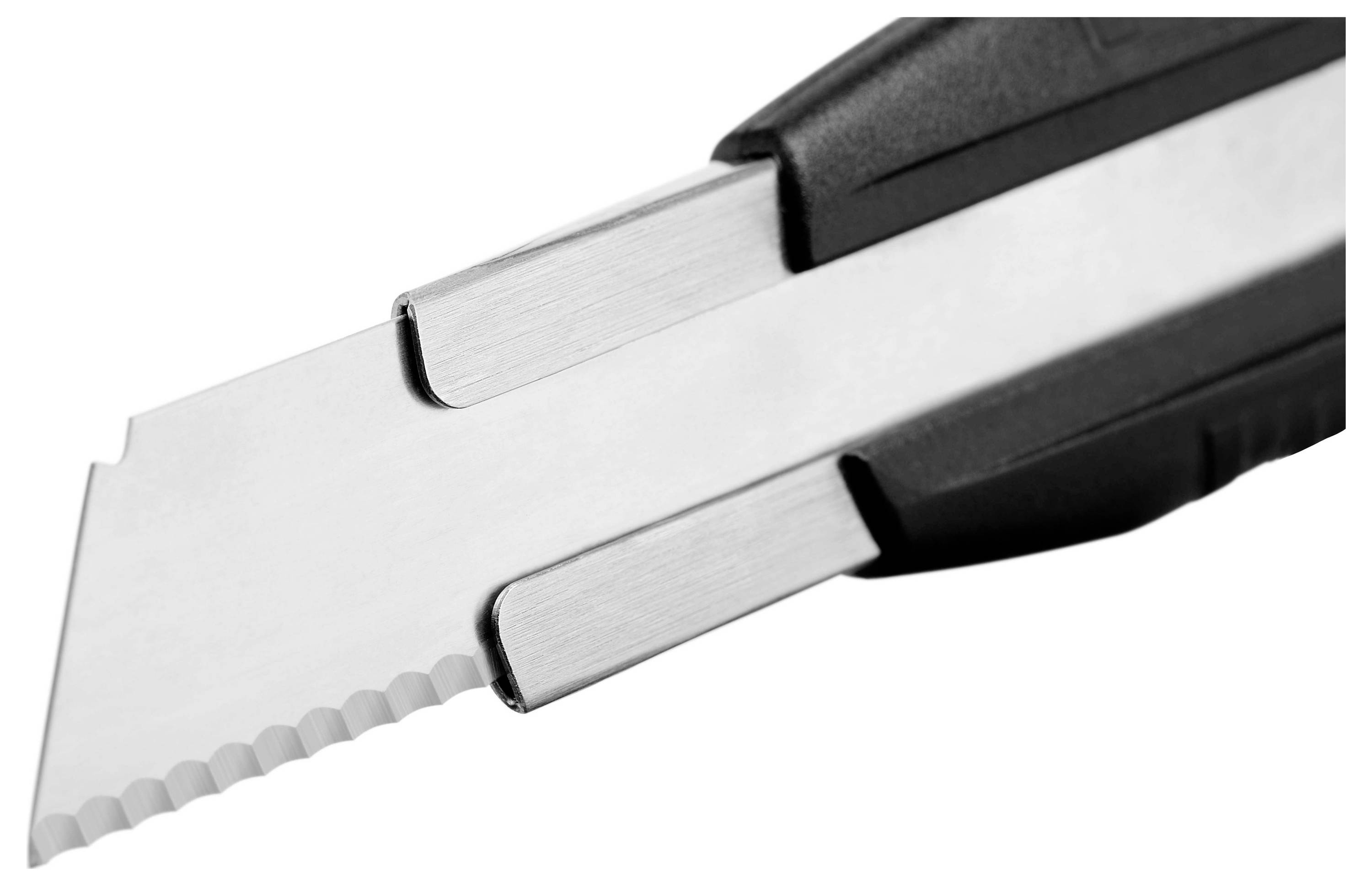 Großaufnahme eines scharfen Cuttermessers mit gezackter Kante, das teils in die schwarze Kunststoffhalterung gesteckt ist.