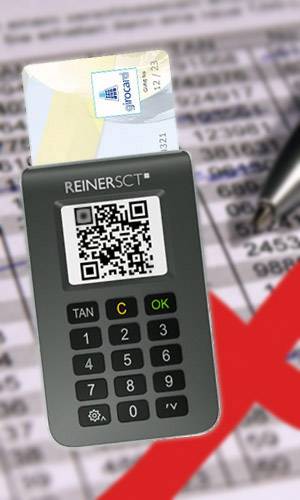 Eine Karte wird in ein Kartenlesegerät mit QR-Code und Tastenfeld eingeführt. Hintergrund unscharf mit rotem X über Zahlen.