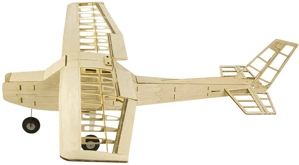 Ein hölzernes Flugzeugmodell mit offenem Rahmen zeigt Flügel, Rumpf und Heck. Das Modell bietet Einblicke in die innere Struktur.