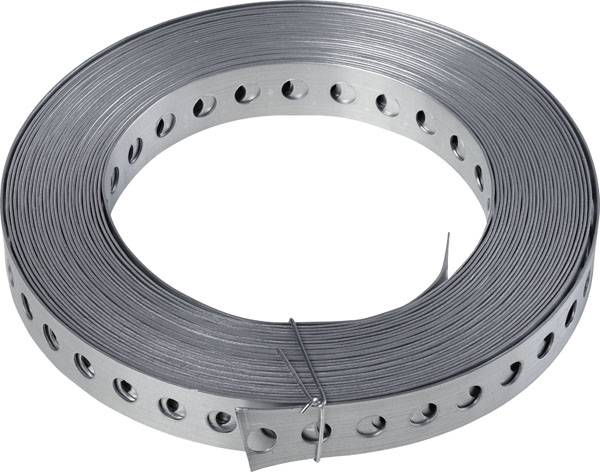 Eine Rolle verzinktes Lochband aus Metall, dicht aufgerollt, mit gestanzten Löchern entlang der Mitte, verwendet für Befestigungen.