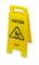 Gelbes Warnschild mit der Aufschrift 'Caution' und Symbol für Ausrutschgefahr. Dreisprachiger Hinweis: Englisch, Spanisch, Französisch.