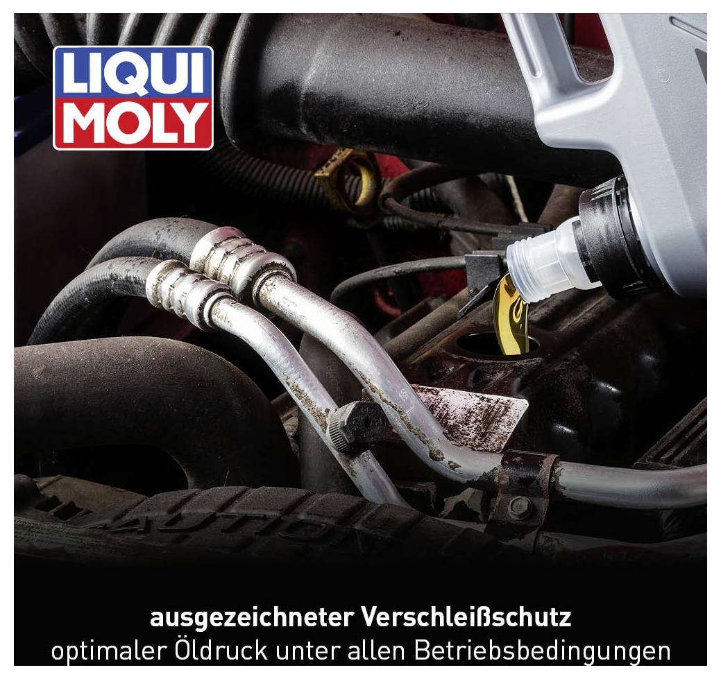 Eine Flasche LIQUI MOLY wird in ein Automotor eingefüllt. Text im Bild: 'ausgezeichneter Verschleißschutz, optimaler Öldruck unter allen Betriebsbedingungen'.