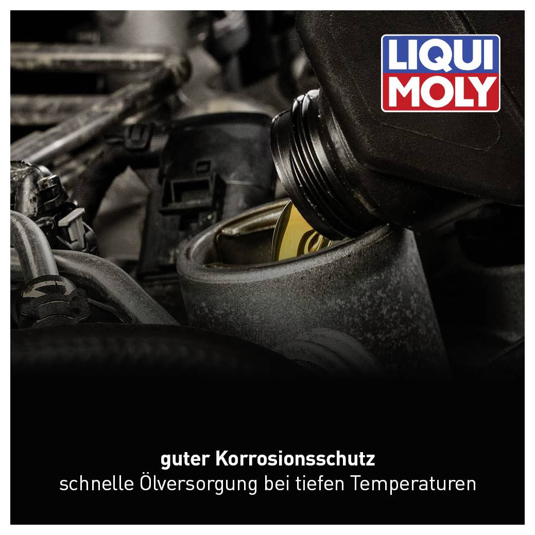 Eine Ölflasche wird über einen Motor gegossen, daneben das 'LIQUI MOLY'-Logo und der Text 'guter Korrosionsschutz, schnelle Ölversorgung bei tiefen Temperaturen'.