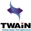Logo mit stilisierten blauen und lilafarbenen Pfeilen, die aufeinander zeigen. Darunter steht 'TWAIN' in Großbuchstaben, gefolgt von 'Linking Images With Applications'.