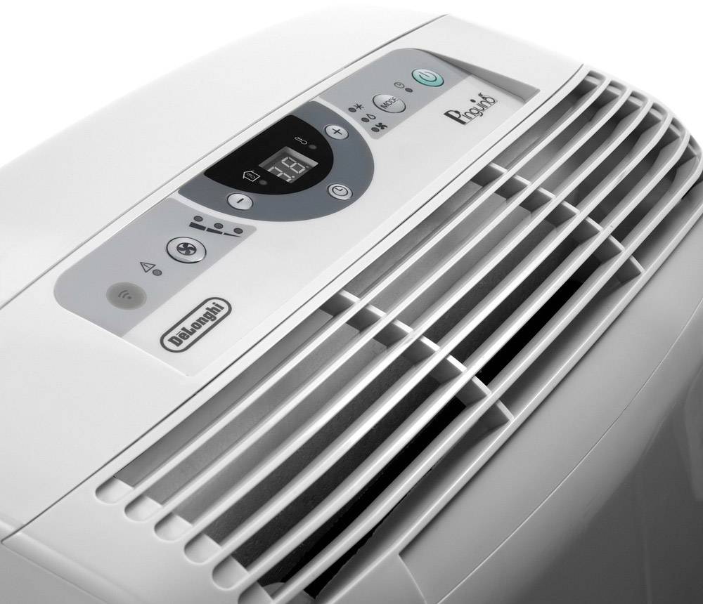 Tragbares Klimagerät mit Bedienfeld; zeigt Temperaturanzeige und Einstellungen für Lüfter, Modus und Timer auf grauem Gehäuse.