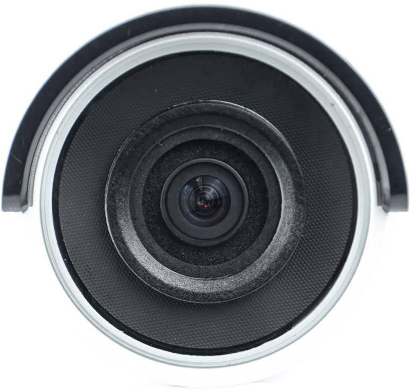 Überwachungskamera-Objektiv in Nahaufnahme, zentriert und frontal auf weißem Hintergrund.