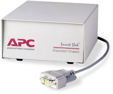 'APC Expansion Chassis mit Smart Slot, verbunden durch ein serielles Kabel; ermöglicht erweiterte Funktionen für Geräte.'