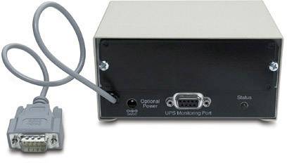Ein kleines, quadratisches elektronisches Gerät mit einem Monitoranschluss und einem Kabel, beschriftet mit 'UPS Monitoring Port'.