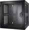 Schwarzer, leerer Server-Rack-Schrank mit perforierten Türen und Wänden; geeignet zur Installation von IT-Hardware in Rechenzentren.