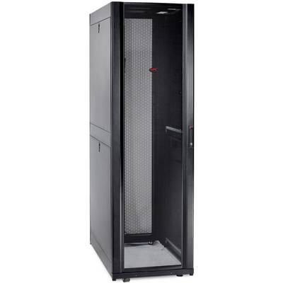 Schwarzer IT-Rackschrank von APC, stehend, mit durchlässiger Fronttür für Server und Netzwerke, geeignet für Rechenzentren.