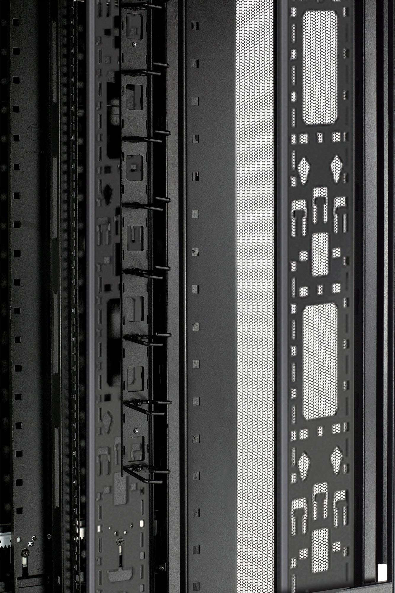 Ein schwarzer Server-Rack-Schrank mit verschiedenen Fächern und perforiertem Metallschirm, geeignet zur Aufnahme von IT-Ausrüstung.