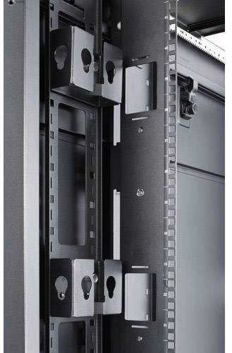 Schwarzes Server-Rack mit vertikalen Schienen und Befestigungselementen für die Installation von Netzwerk- oder Servergeräten.