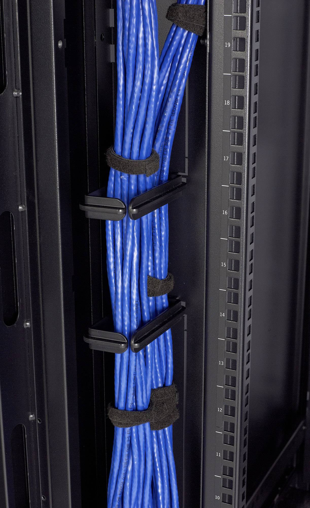 Blaues Kabelbündel in einem Server-Rack, organisiert mit Klettverschlüssen, zeigt eine ordentliche Netzwerkverkabelung.