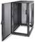 Offener schwarzer Server-Rack-Schrank mit zwei Türen. Er bietet Platz zur Installation elektronischer IT-Geräte.