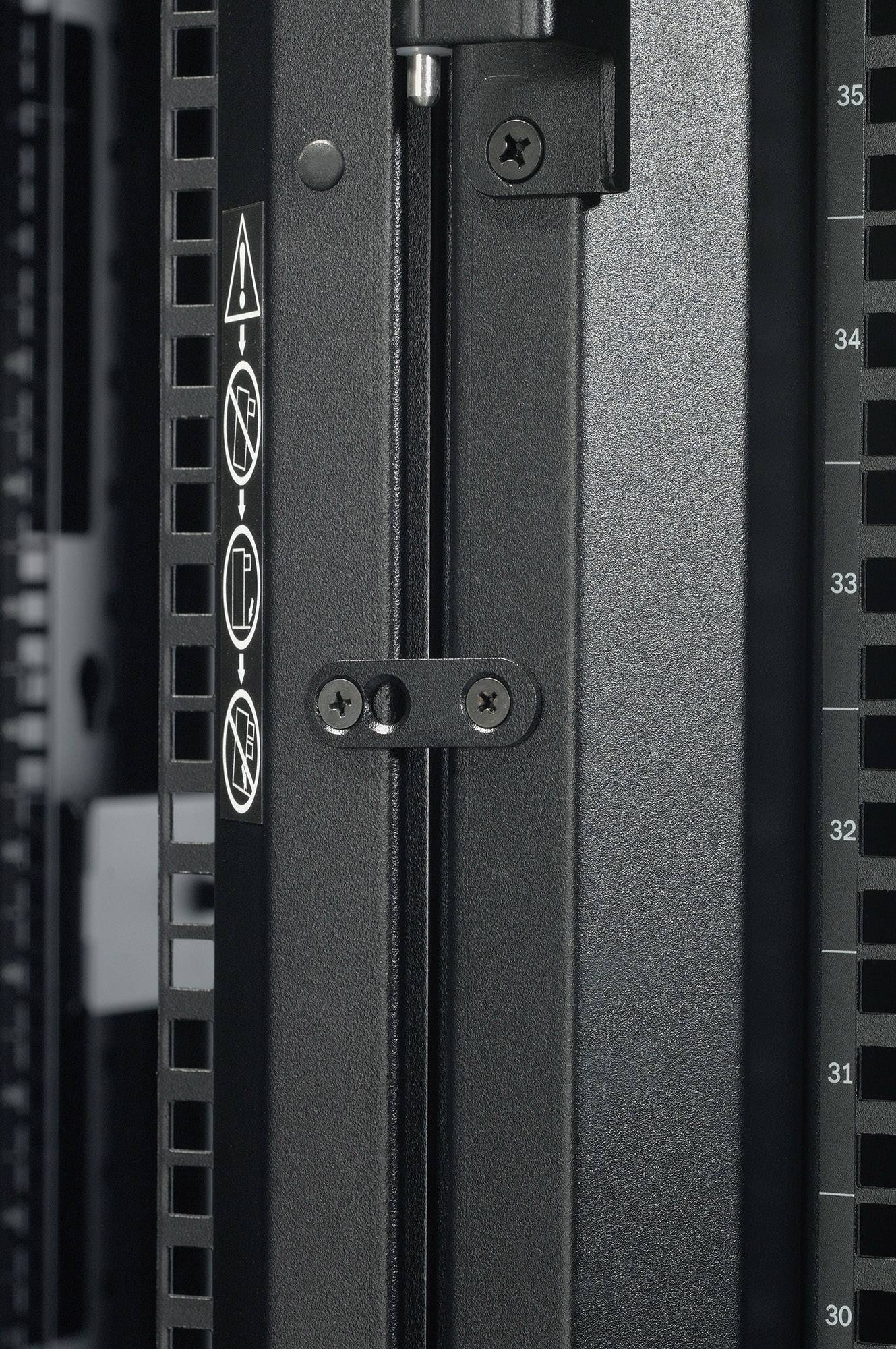 Ein schwarzer Server-Rack-Schrank, teils geöffnet, mit vertikaler Strebe und seitlichen Markierungen.