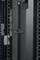 Ein schwarzer Server-Rack-Schrank, teils geöffnet, mit vertikaler Strebe und seitlichen Markierungen.