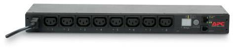 Schwarze Steckdosenleiste mit acht Steckplätzen und digitalem Display. Marke 'APC' rechts unten. Links befindet sich ein Stromkabel.